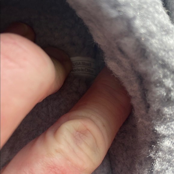 Bombas Soft Gray Slippers 8 like new. Wore in house once - Picture 4 of 4